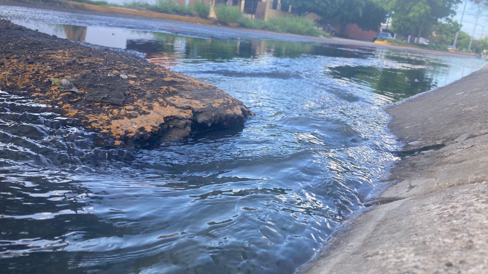 $!Mega fuga de aguas negras y fétidos olores corre por varias calles de Villa Verde y Bugambilias, en Mazatlán