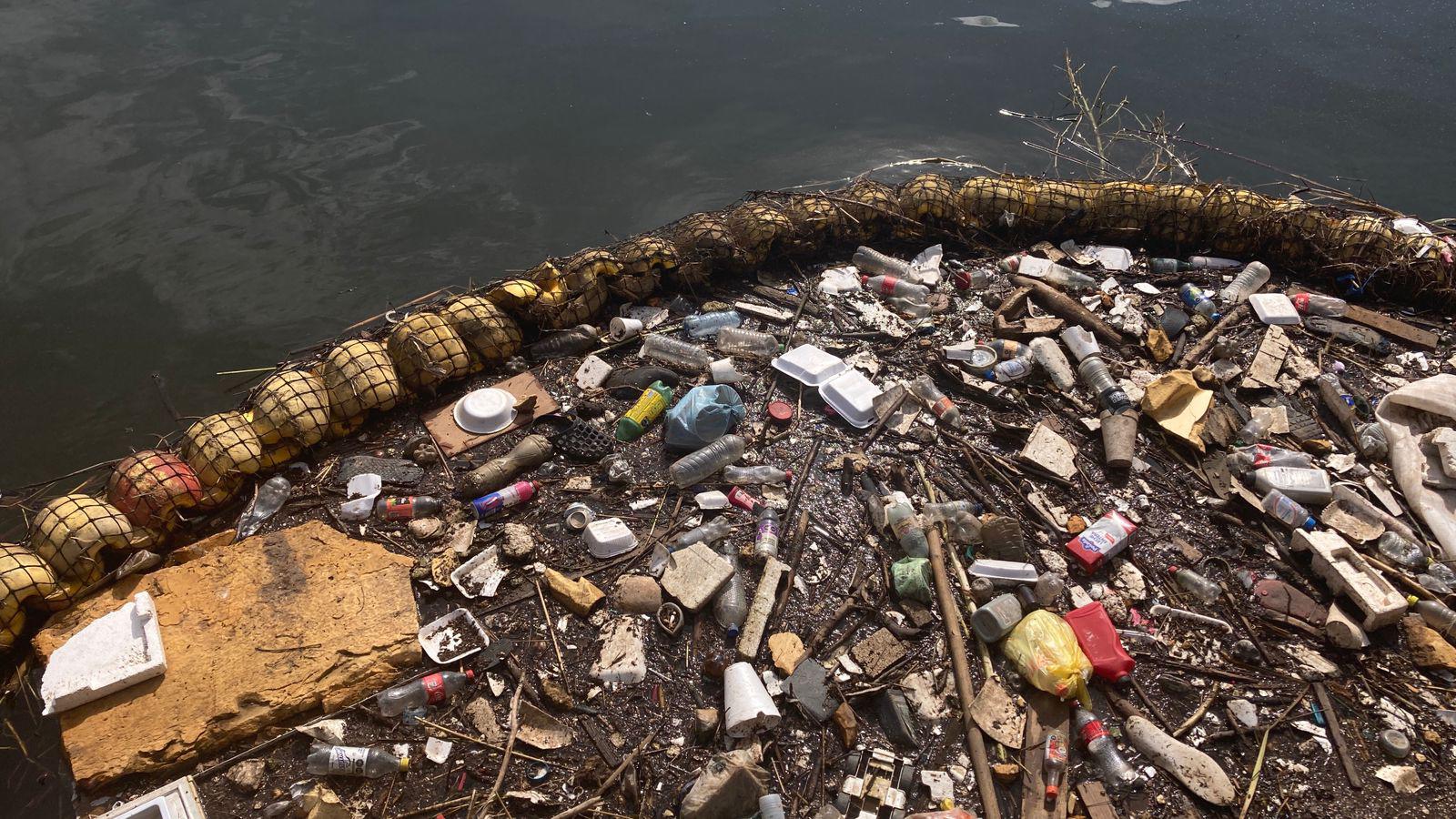 $!Biobarda del puente Juárez continúa acumulando basura tras últimas lluvias en Mazatlán