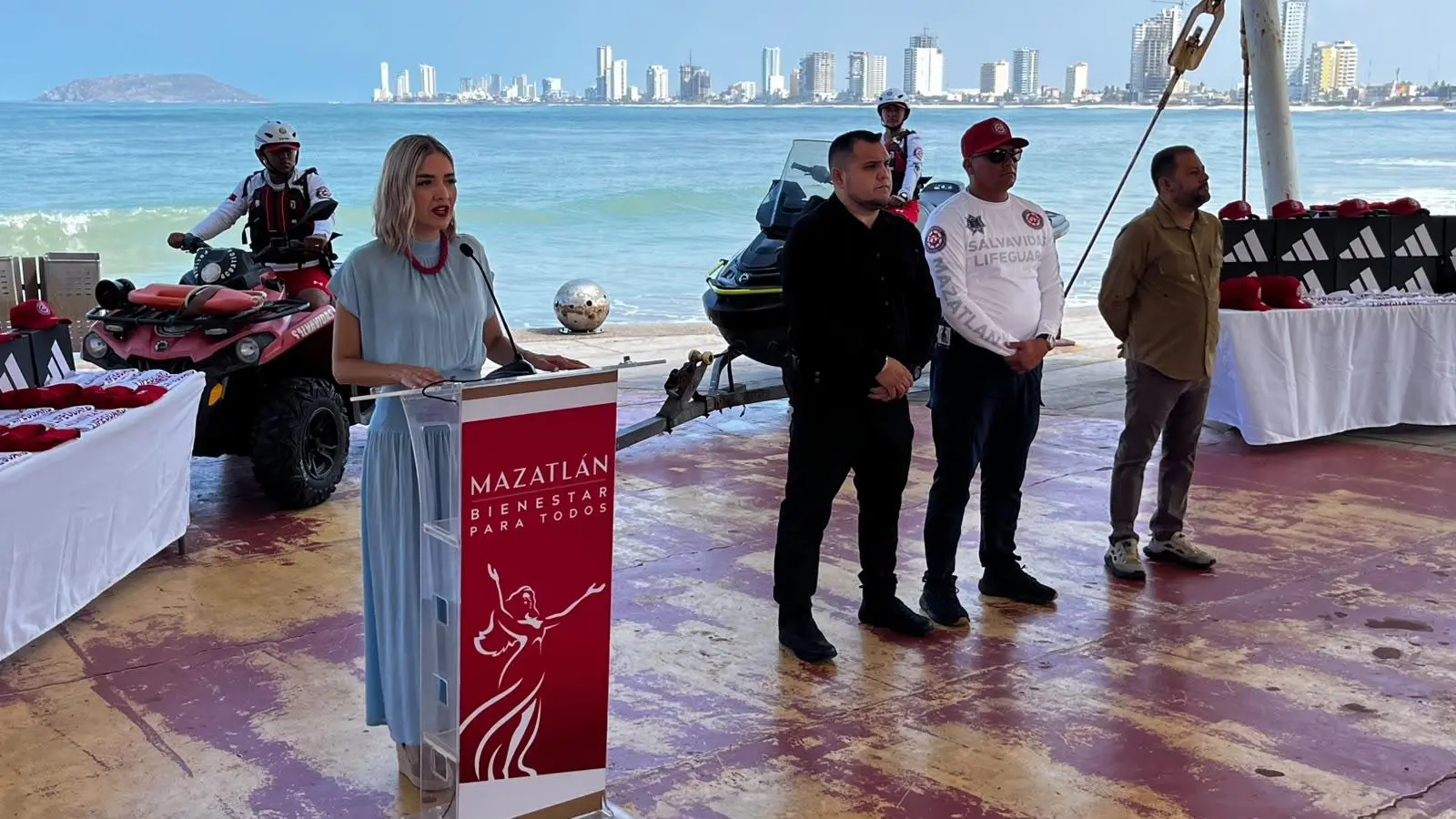 $!Entregan 40 uniformes a elementos del Escuadrón de Salvamento Acuático de Mazatlán