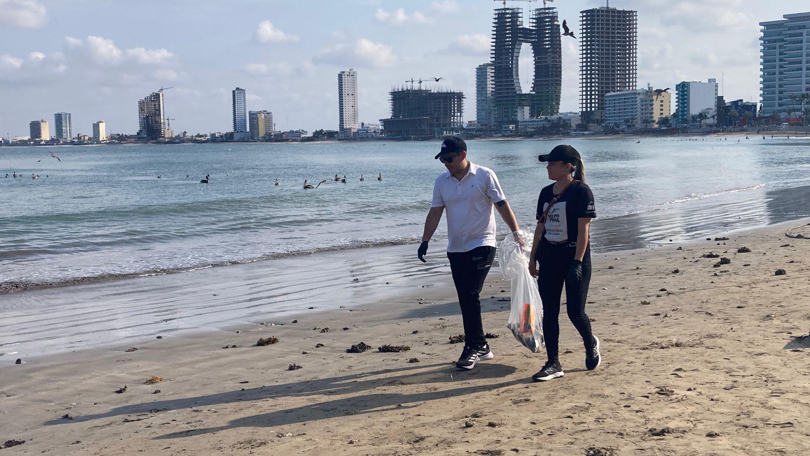 $!Brigada masiva limpia 16 kilómetros de playa, en Mazatlán