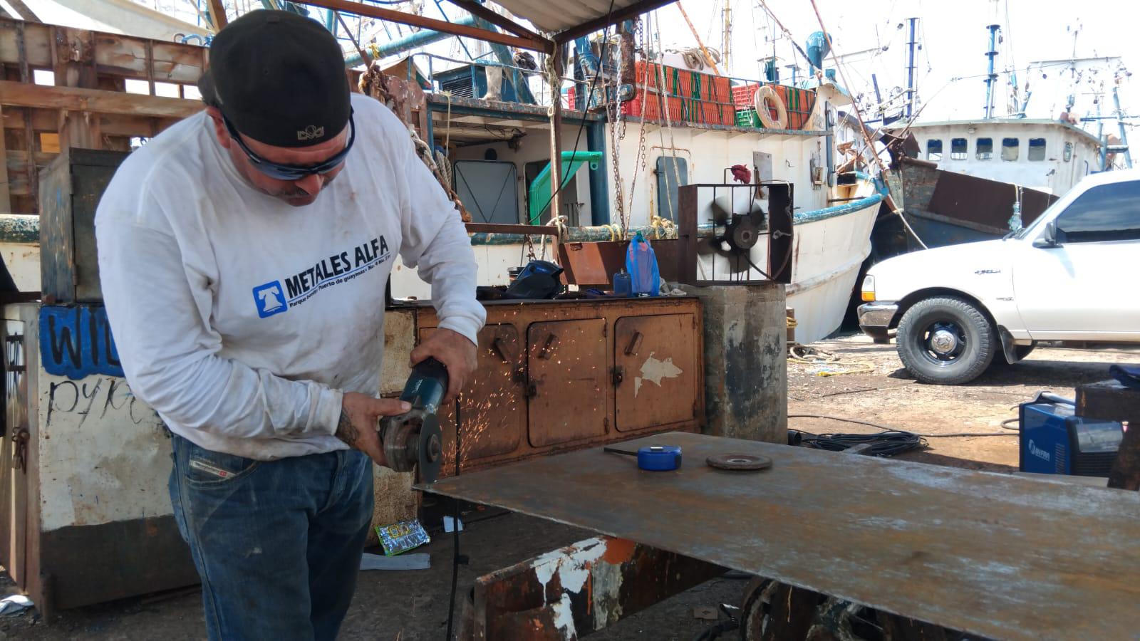 $!Reparan a marchas forzadas flota camaronera de Mazatlán