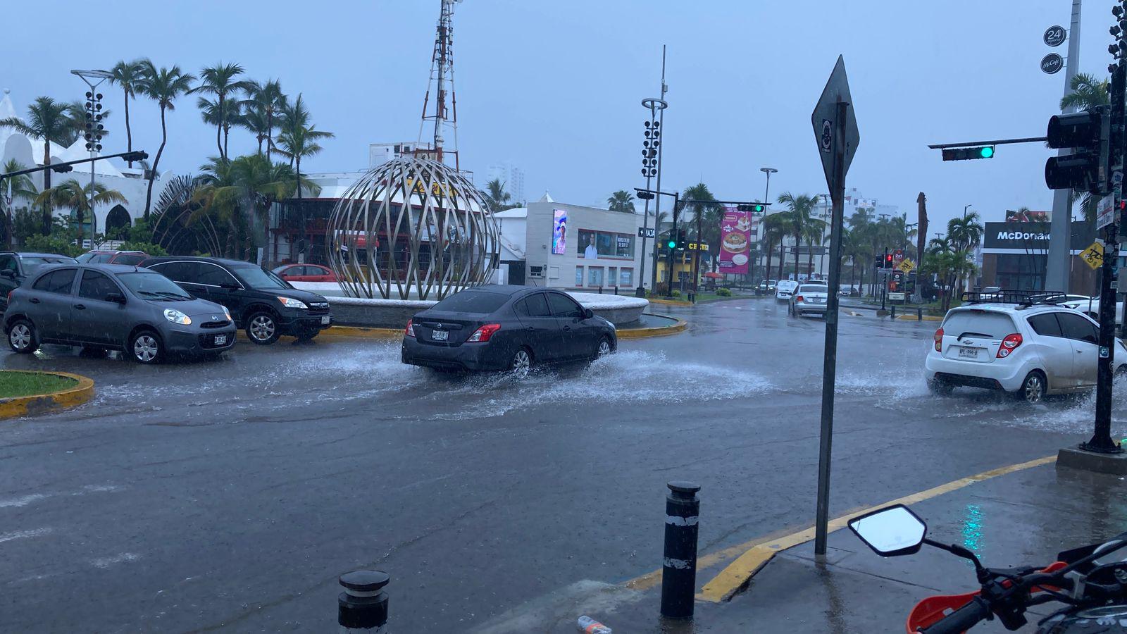 $!Provocan lluvias por efectos de la tormenta tropical Raymond encharcamientos en zona turística y avenidas de Mazatlán