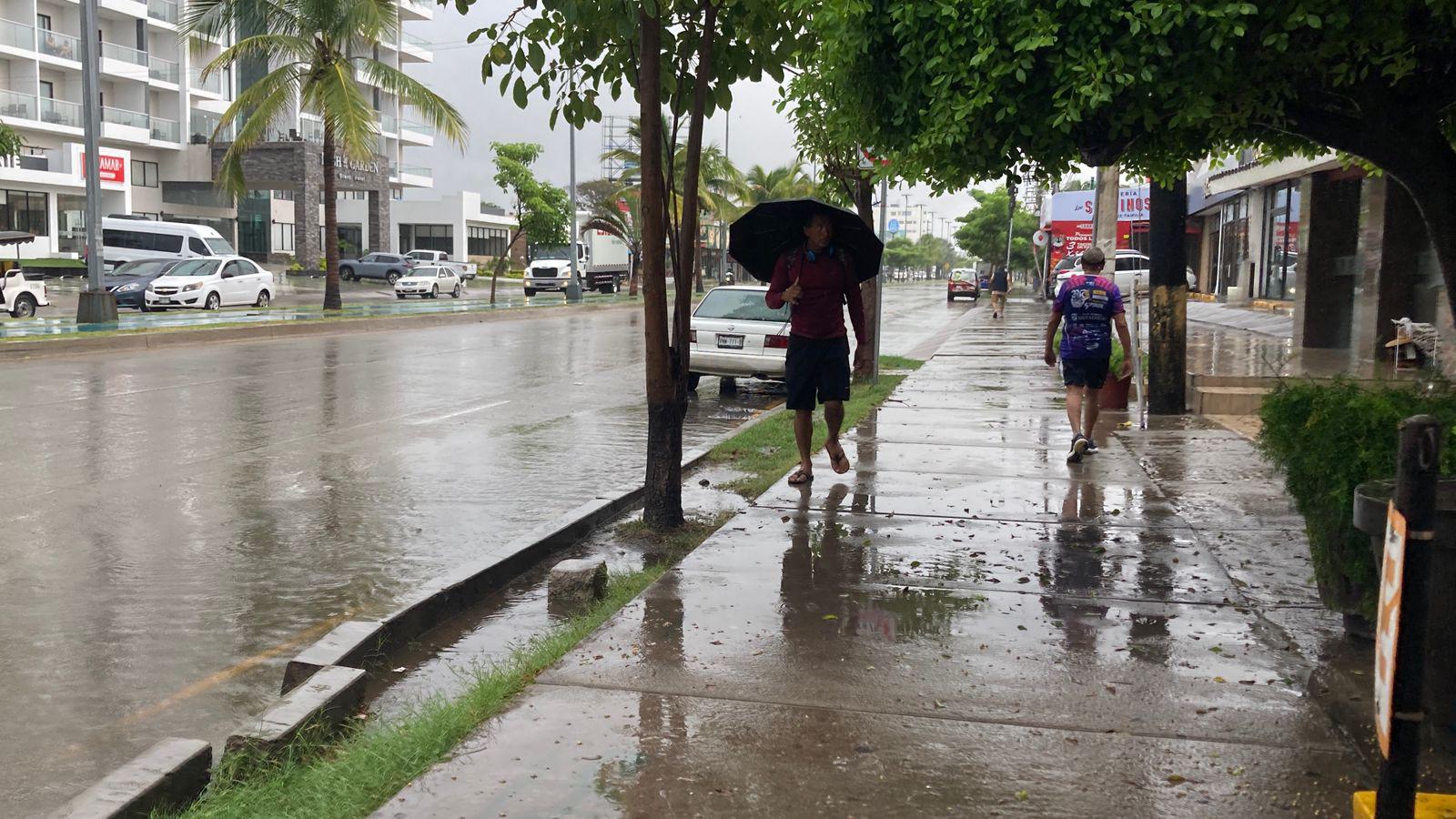 $!Provocan lluvias por efectos de la tormenta tropical Raymond encharcamientos en zona turística y avenidas de Mazatlán