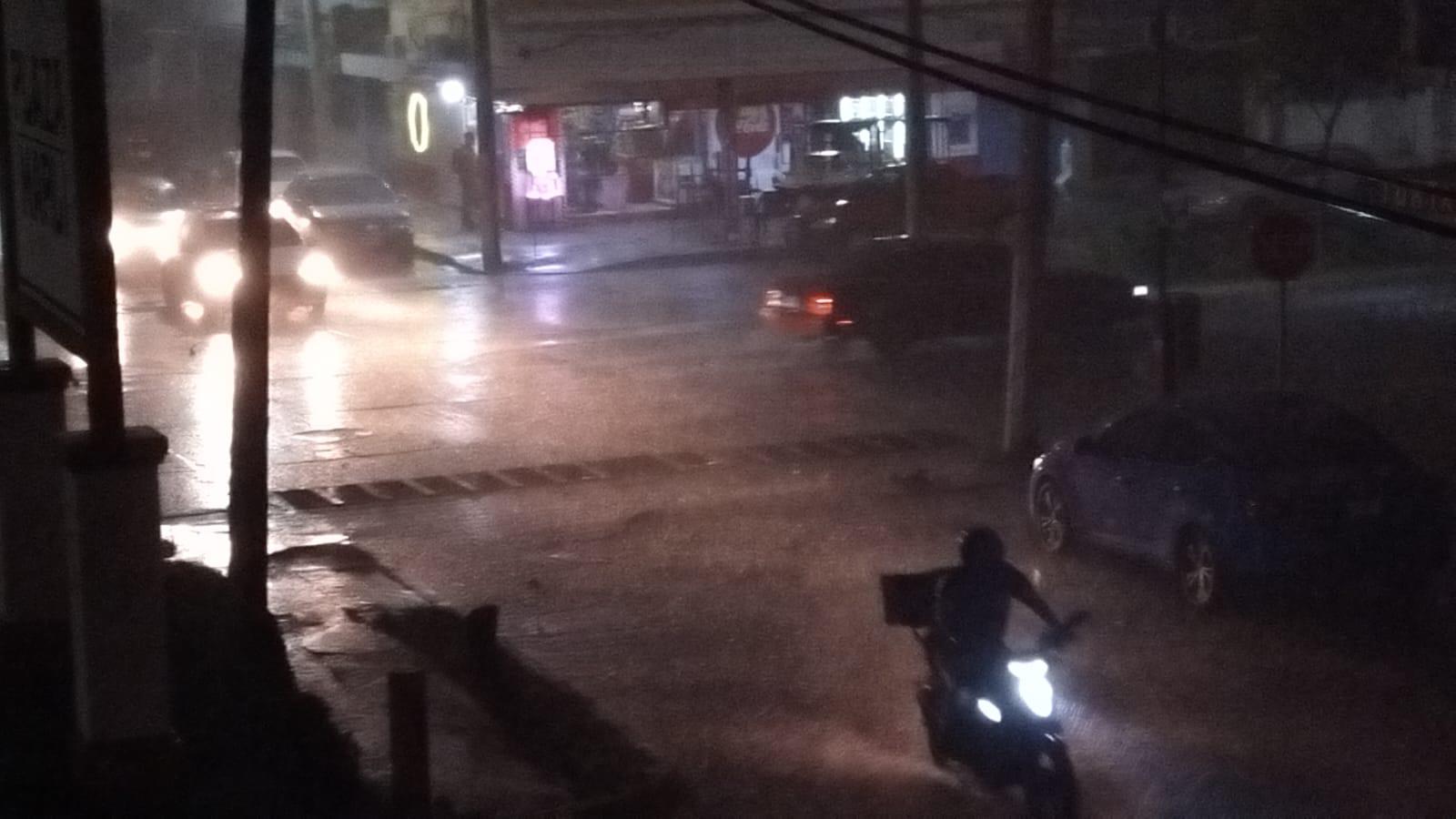 $!Cae fuerte lluvia, acompañada de rachas de viento, en Mazatlán