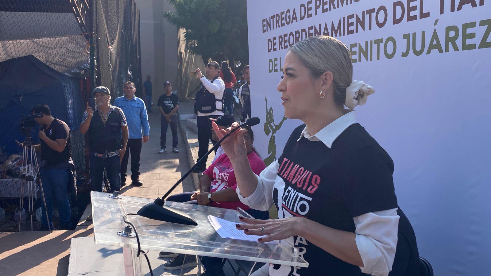 $!Entregan 128 permisos del Programa de Reordenamiento del Tianguis de la Colonia Juárez 2025