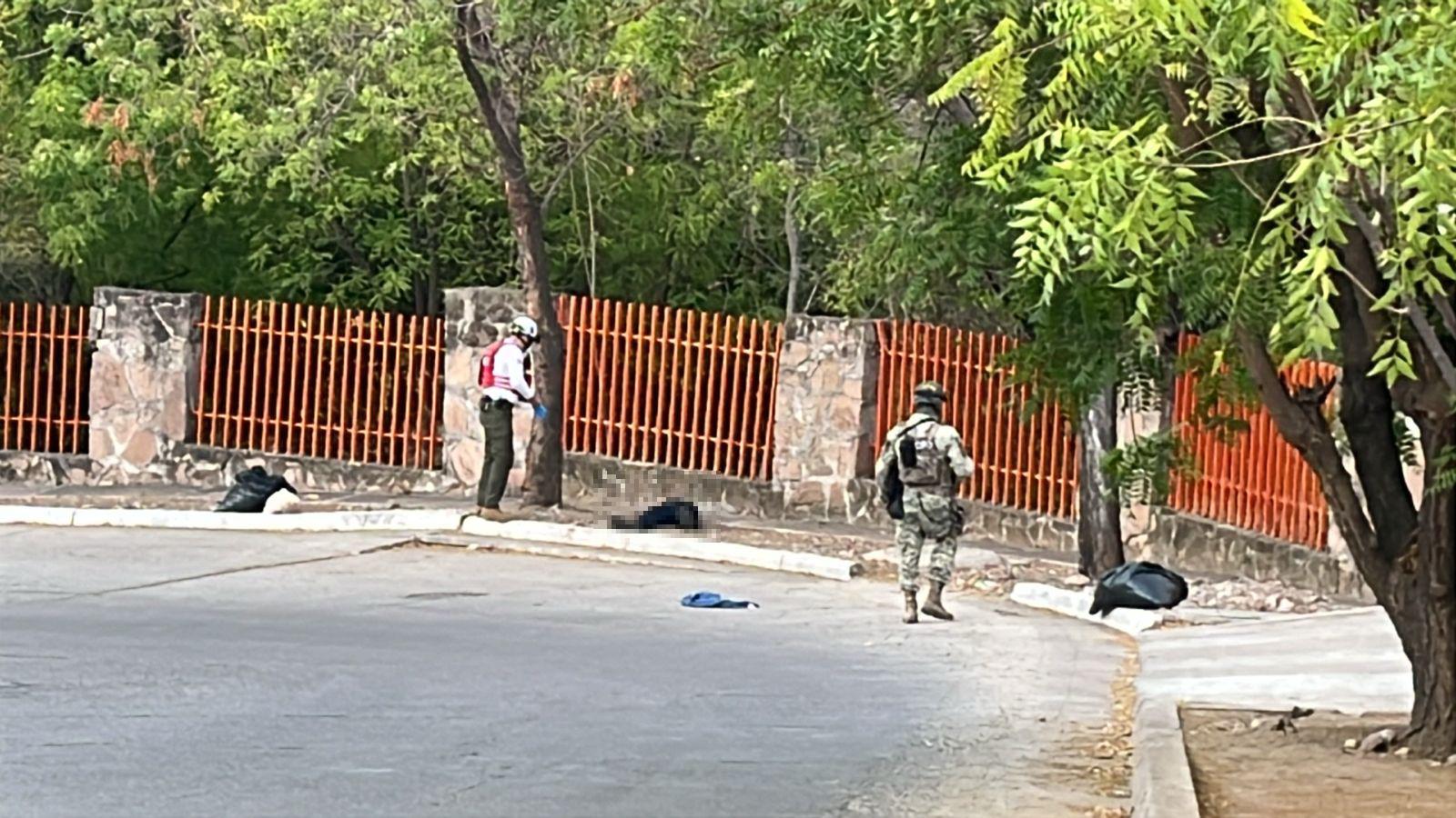 $!Asesinan a un hombre y hieren a otro de bala afuera de un centro comercial de Culiacán