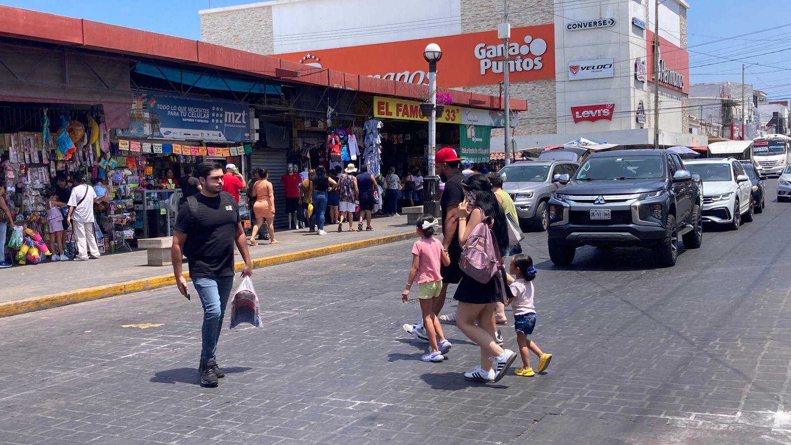 $!Bajas ventas previas al Día del Padre en el Centro de Mazatlán; comerciantes esperan reacción de último momento