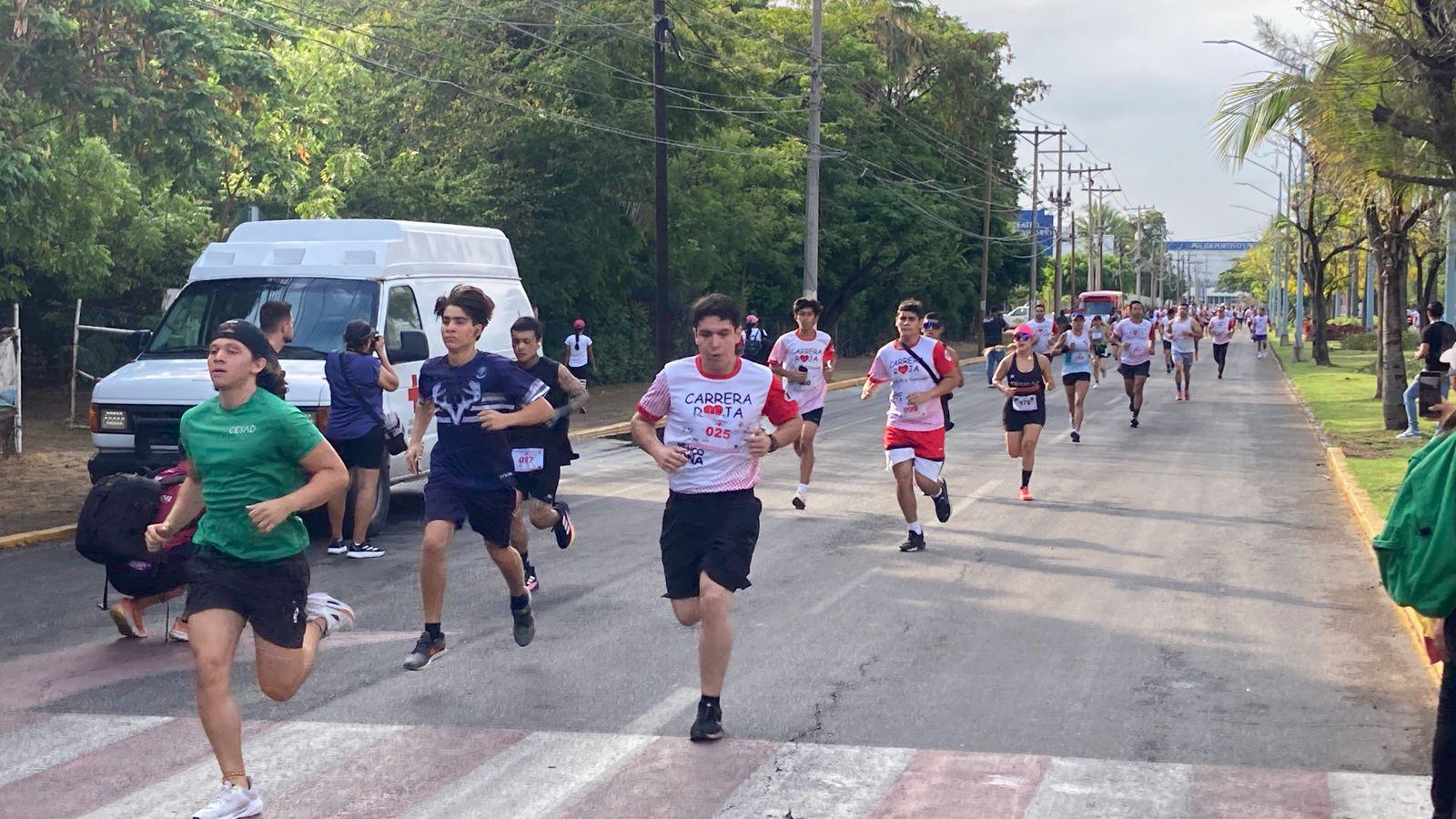 $!Jesús Labrador y Aragetze Nava triunfan en la primera Carrera Roja en Mazatlán