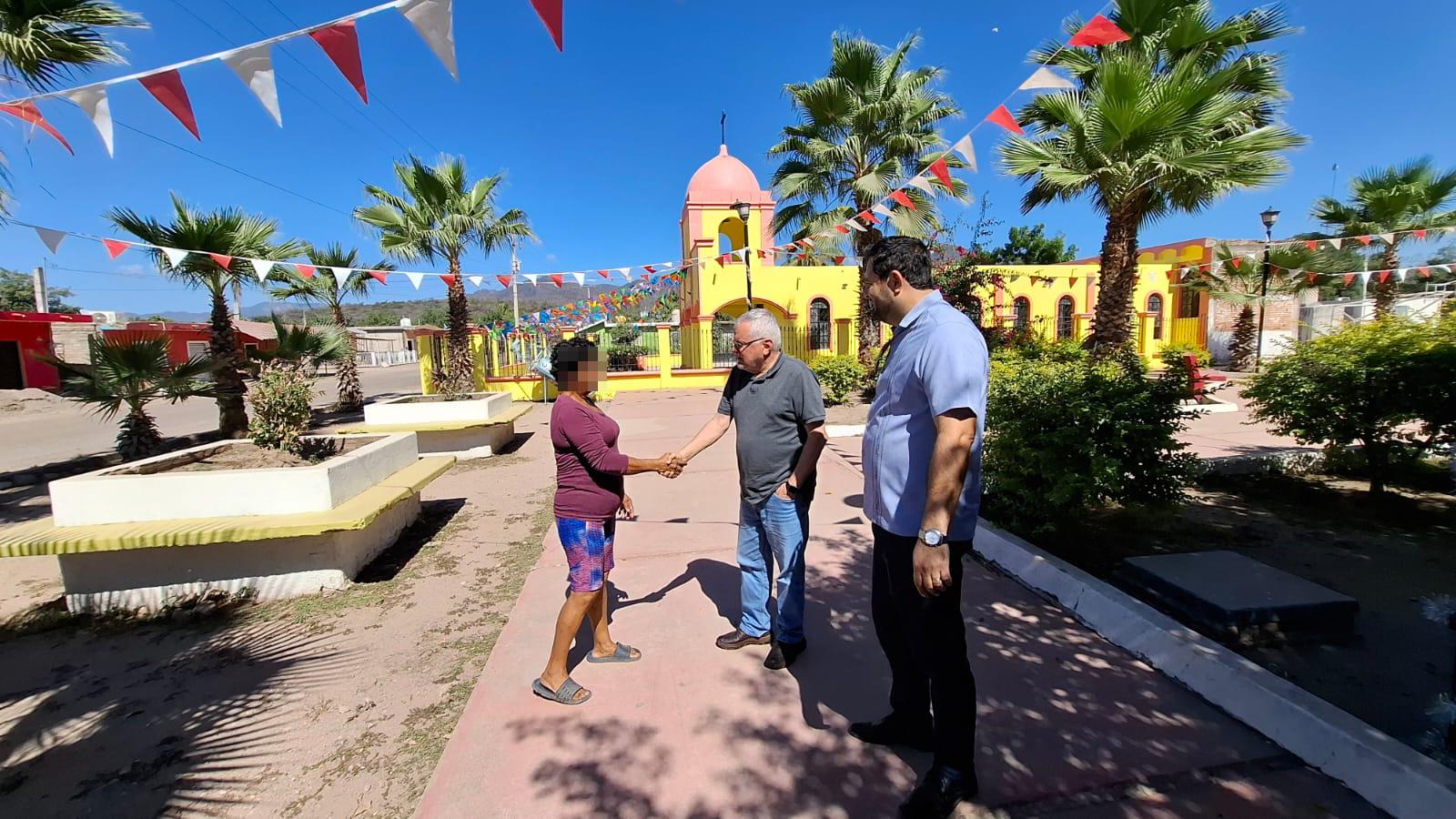 $!El Alcalde Víctor Manuel Díaz Simental visitó este miércoles Tecualilla, donde los habitantes han externado su temor por la violencia en la zona.