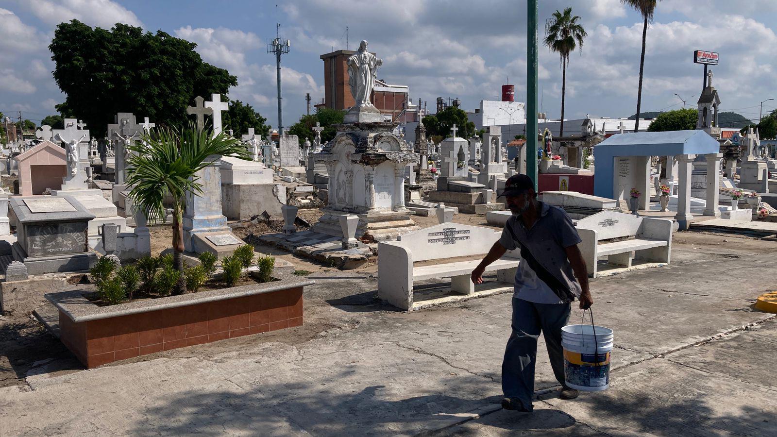 $!Mazatlán alista panteones para recibir a miles por Día de Muertos