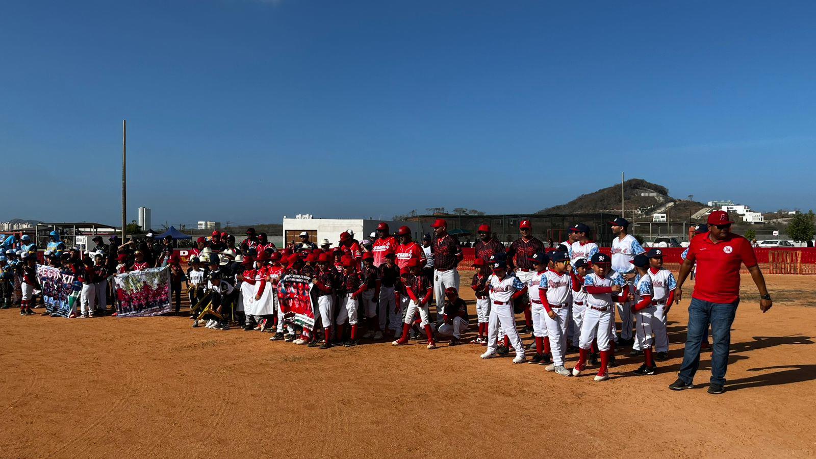 $!Reconocen trayectoria de Soto Valle en Nacional de Regiones Pingüica