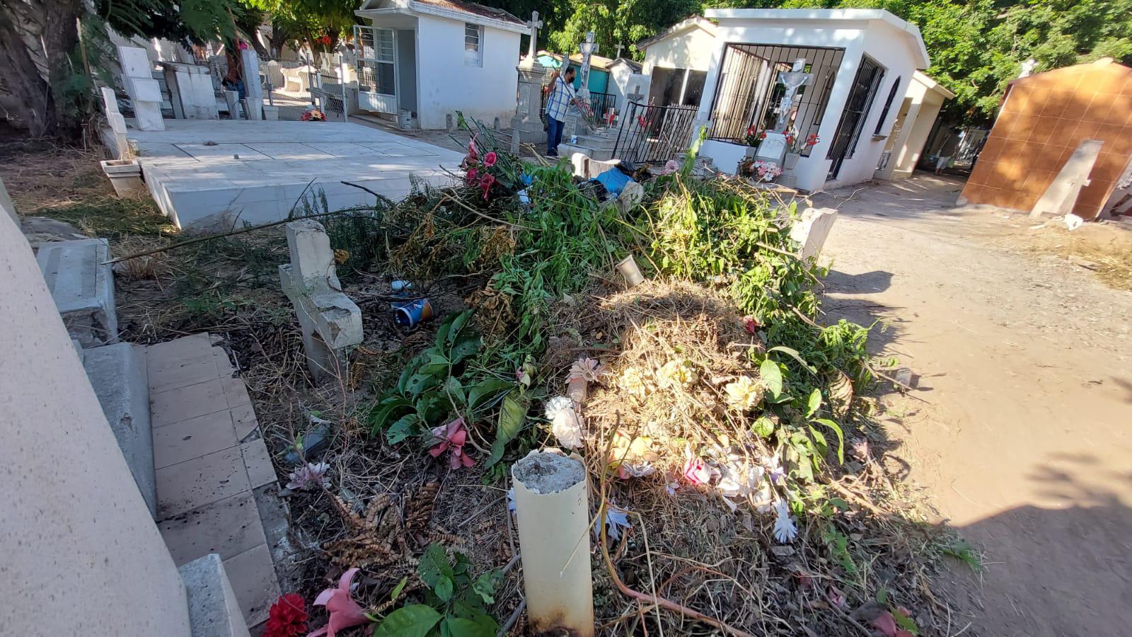 $!Visitan a sus muertos y encuentran un panteón sucio y descuidado en Guasave