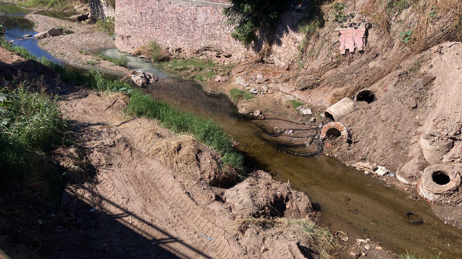 $!Aparece nuevo derrame de aguas negras en el arroyo Jabalines sobre avenida Juan Pablo II, en Mazatlán