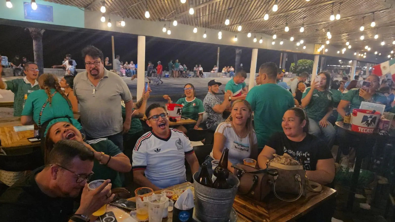 $!México desata la fiesta en Olas Altas tras asegurar su pase a la siguiente ronda