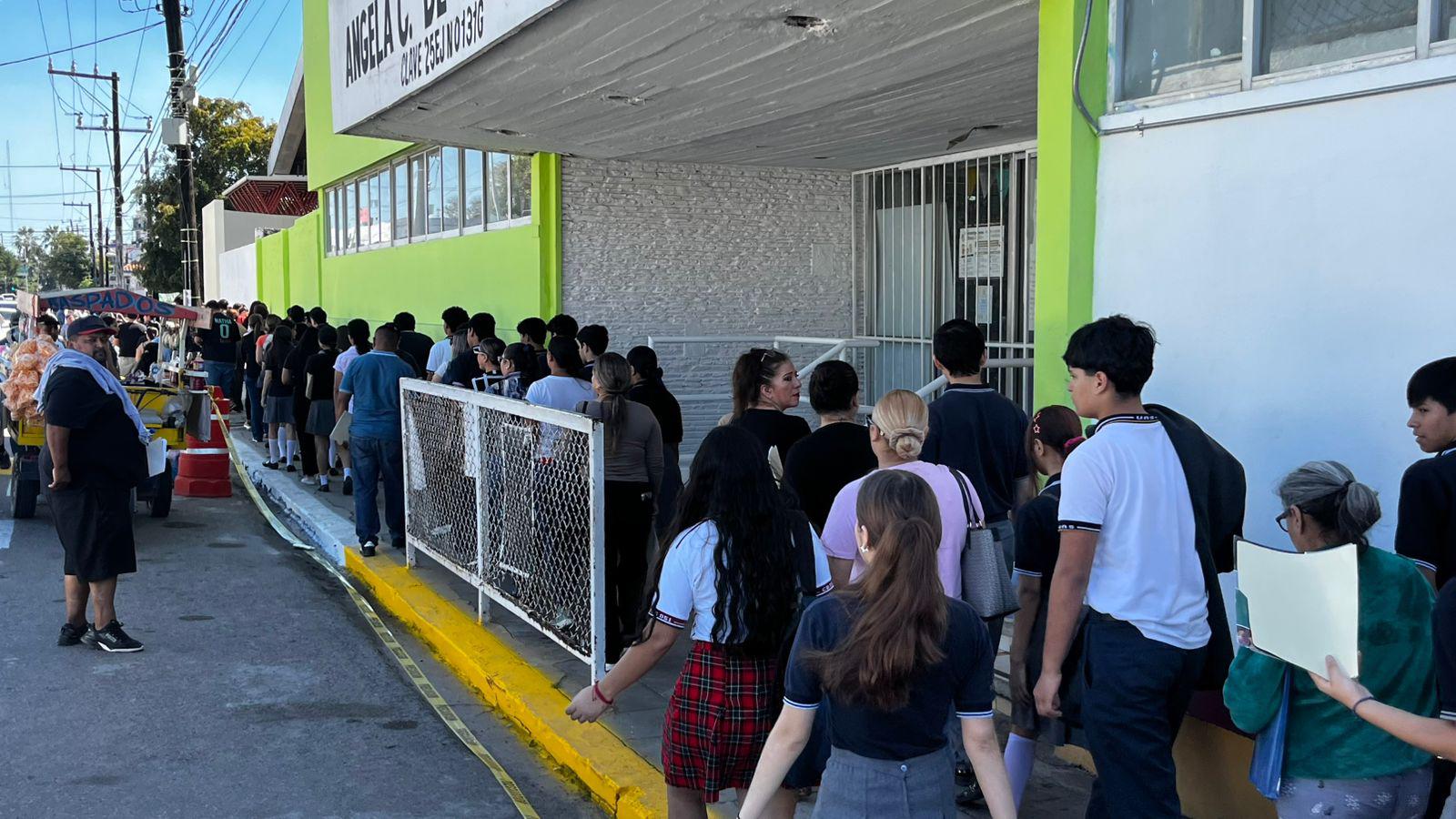 $!Abarrotan miles de estudiantes cancha German Evers para recibir tarjetas de ‘Jóvenes Escribiendo el Futuro’