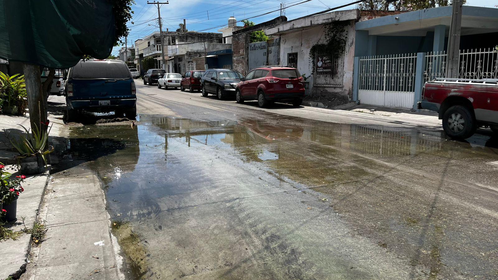 $!Denuncian fuga de aguas negras en la colonia Ramón F. Iturbe, en Mazatlán; advierten bloqueos
