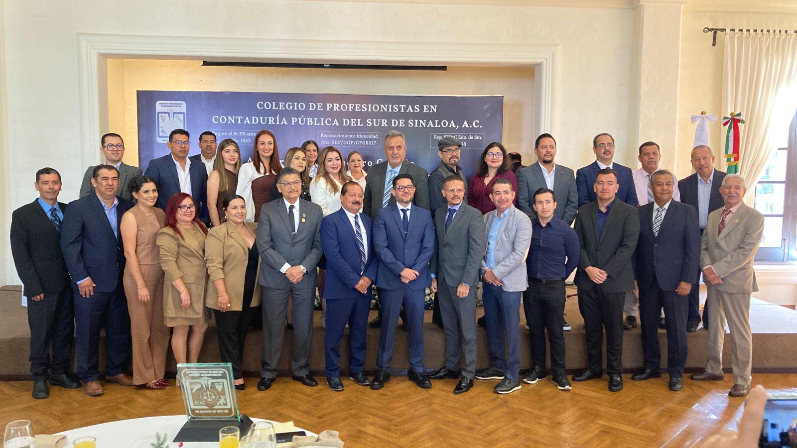 $!Guillermo Hernández rinde protesta como nuevo presidente del Colegio de Profesionistas en Contaduría del Sur de Sinaloa