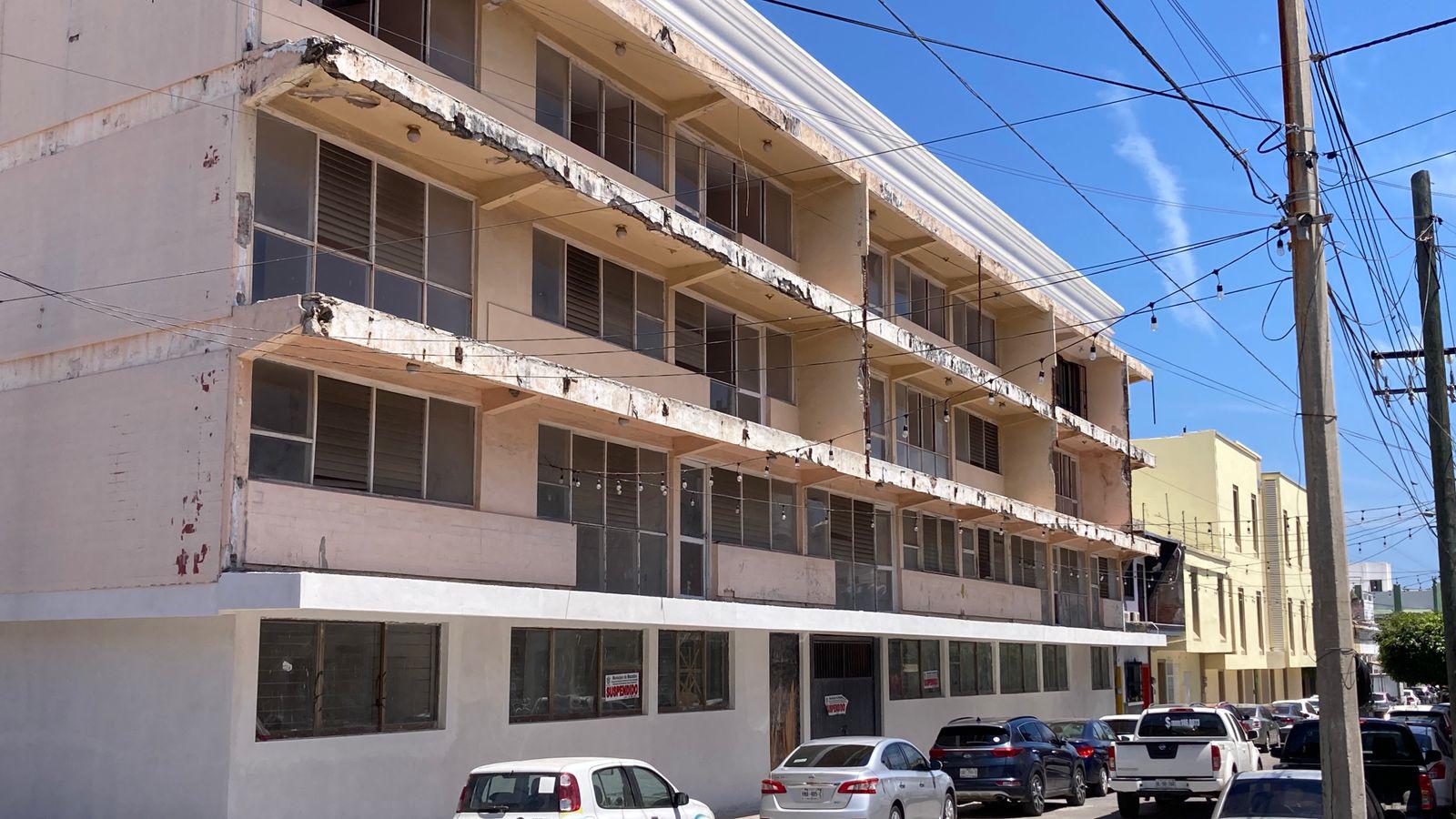 $!Marquesinas viejas y en mal estado invaden las calles del Centro de Mazatlán