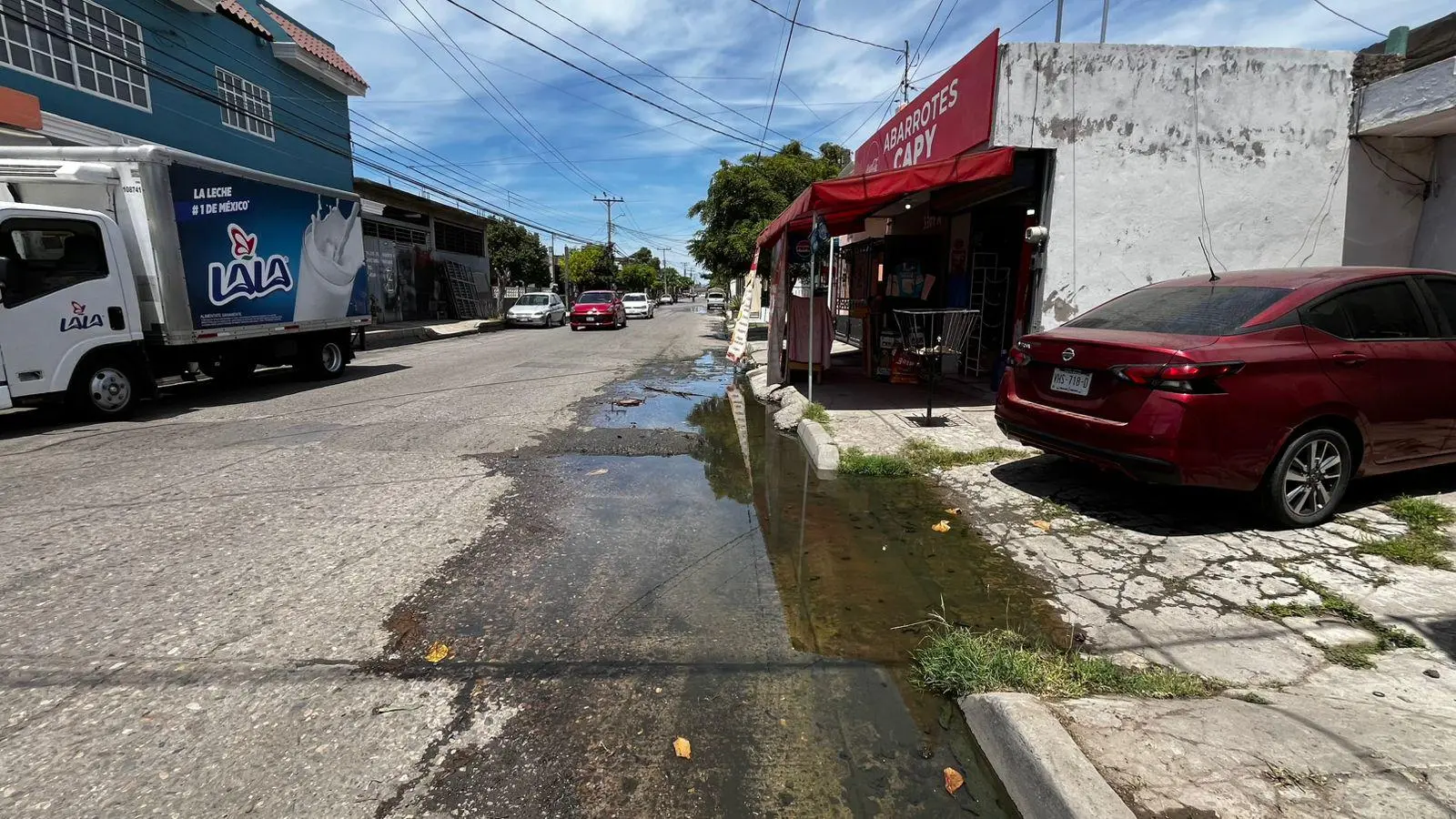 $!Denuncian fuga de aguas negras en la colonia Ramón F. Iturbe, en Mazatlán; advierten bloqueos