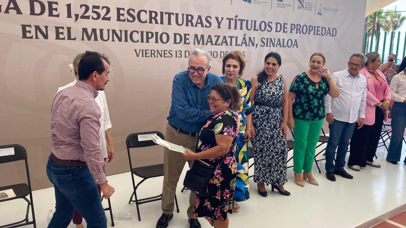 $!Gobierno de Sinaloa entrega más de mil 200 escrituras en Mazatlán