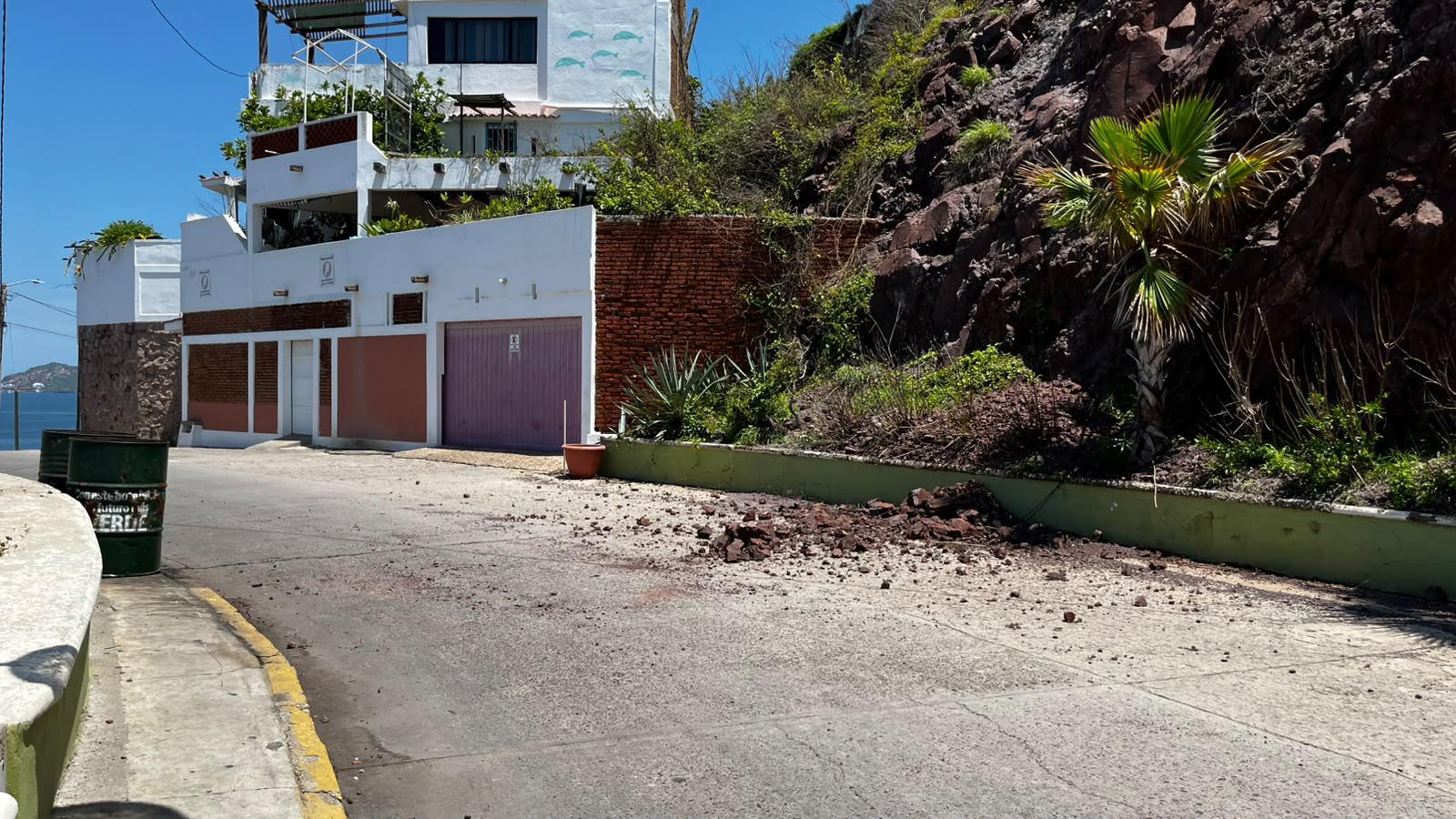 $!Caen rocas sobre el Paseo del Centenario tras deslave en el Cerro del Vigía en Mazatlán