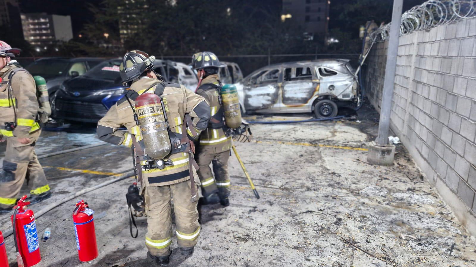 $!Incendio de palmeras y maleza alcanzan vehículos de una agencia automotriz en Mazatlán