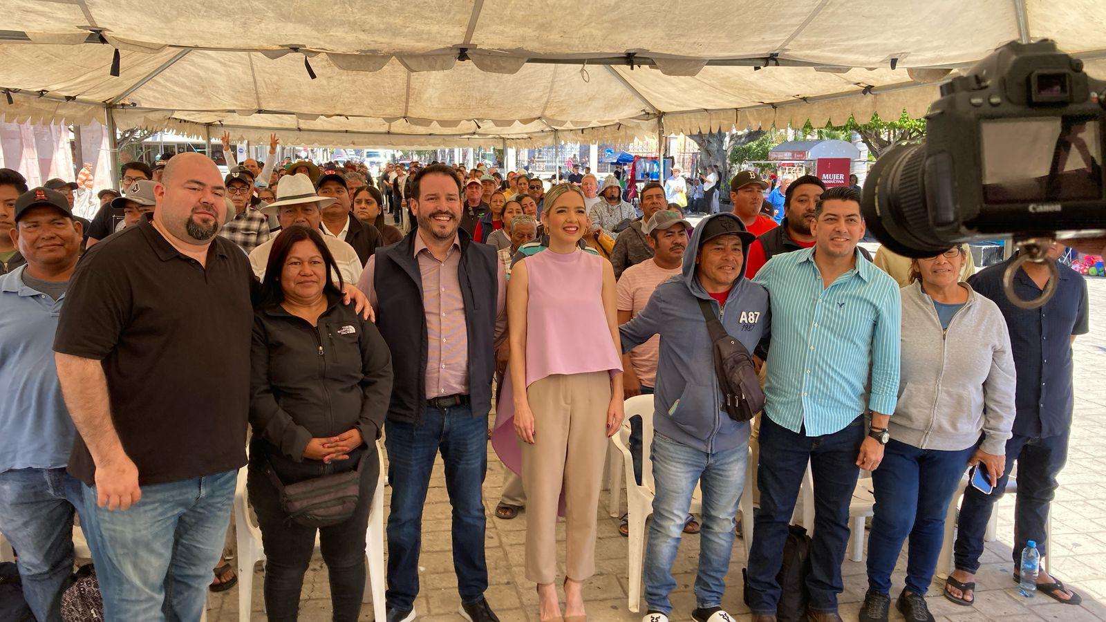 $!Vendedores de playas y pequeños comerciantes reciben apoyos económicos del gobierno del Estado