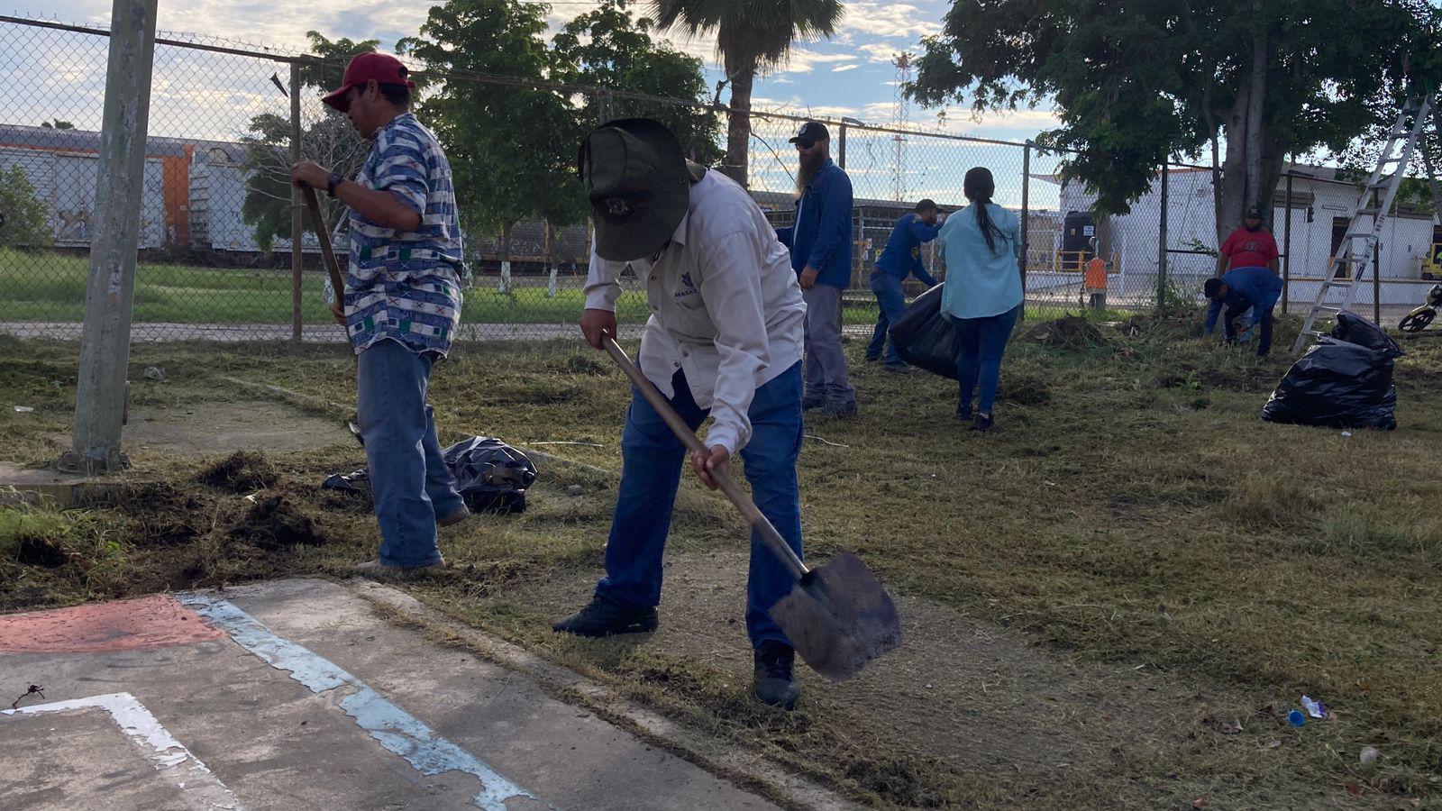 $!Se unen para llevar jornada de limpieza a las colonias Santa Elena y la Esperanza, en Mazatlán