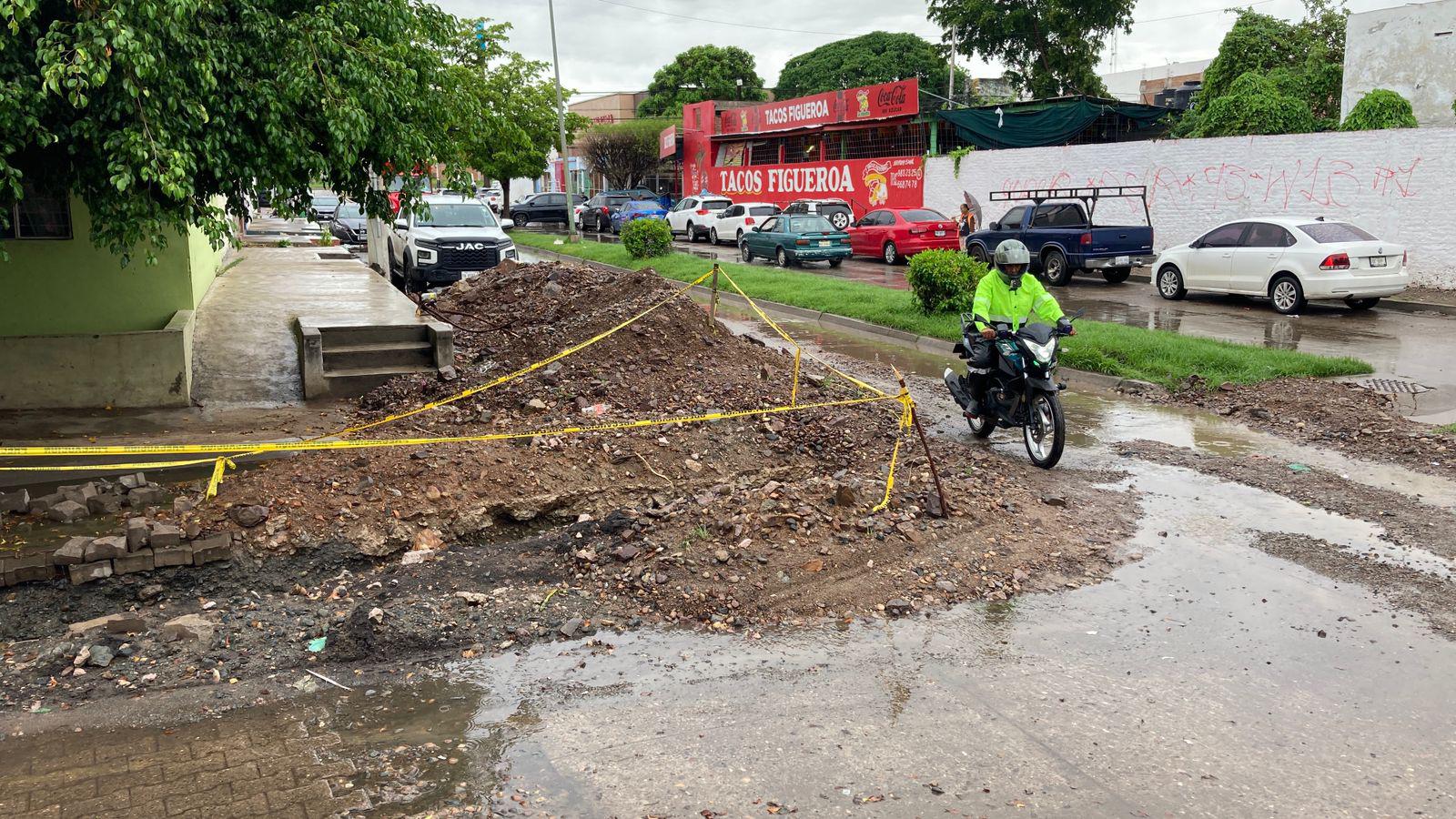 $!Denuncian vecinos gran zanja con aguas negras en la colonia Sánchez Celis
