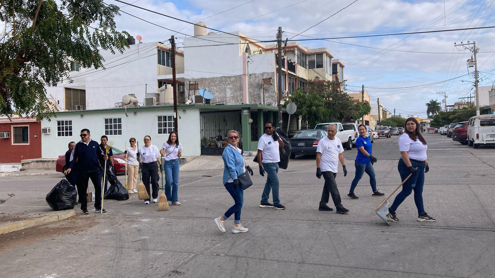 $!Atienden Jumapam y vecinos limpieza en el fraccionamiento Estadio, en Mazatlán