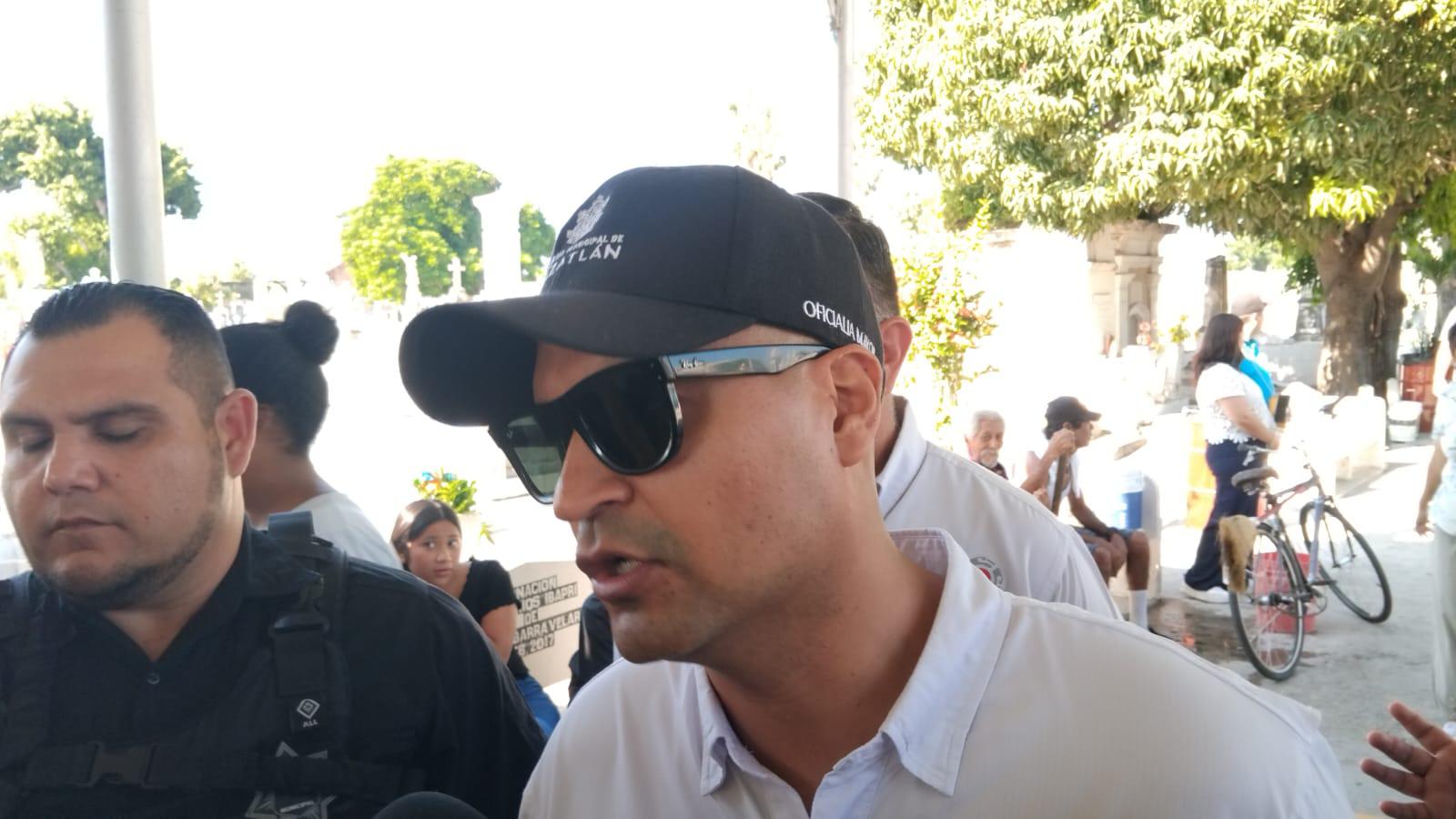 $!Miles de mazatlecos visitan panteones en Día de Muertos bajo fuerte operativo de seguridad