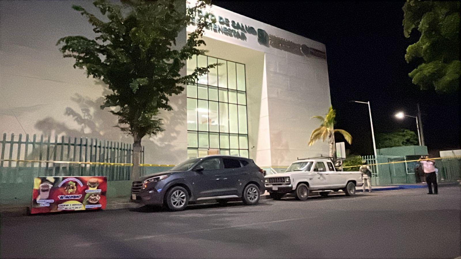 $!Enfrentamiento armado deja camioneta baleada frente a Clínica del Bienestar en Culiacán