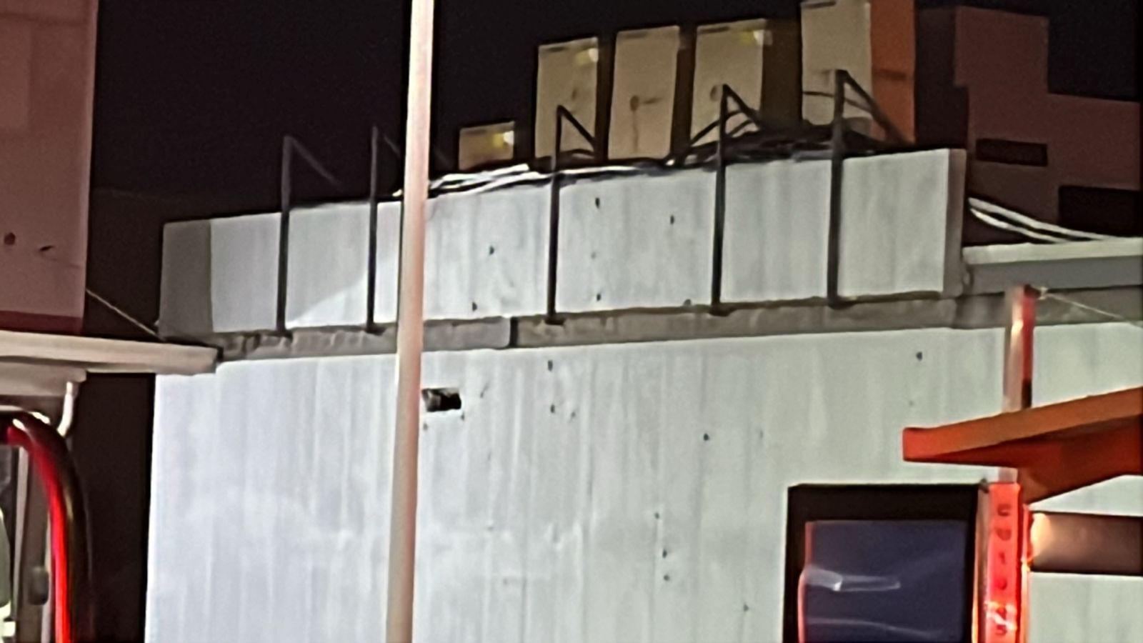 $!Ataque a camioneta deja 8 vehículos más dañados en estacionamiento de Isla Musalá