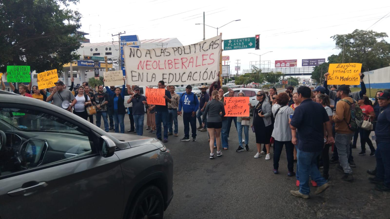 $!Trabajadores de la UAS bloquean la Avenida Ejército Mexicano, en Mazatlán