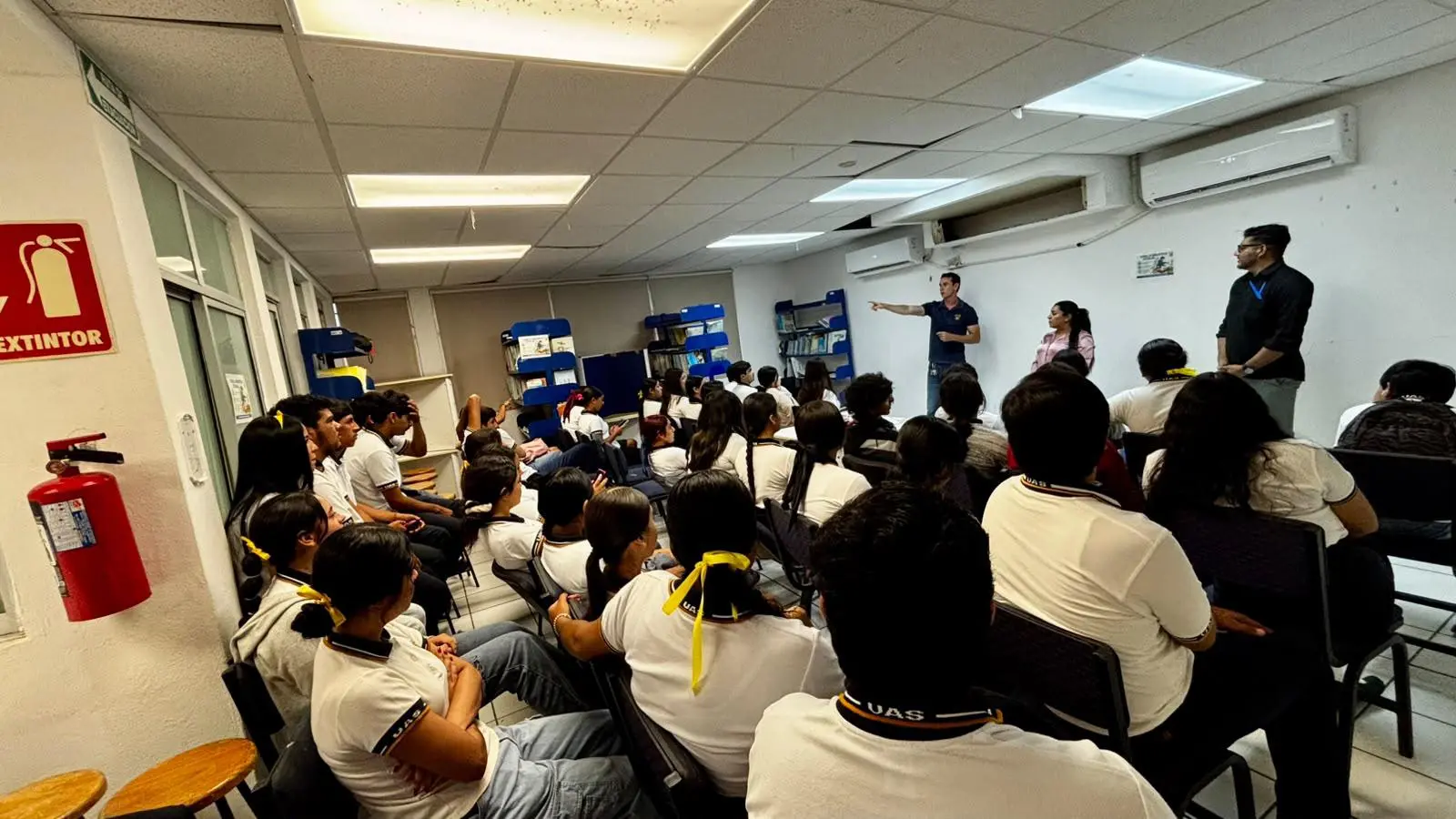 $!Imparten conferencia sobre prevención del suicidio a estudiantes de preparatoria en Los Pozos, Rosario