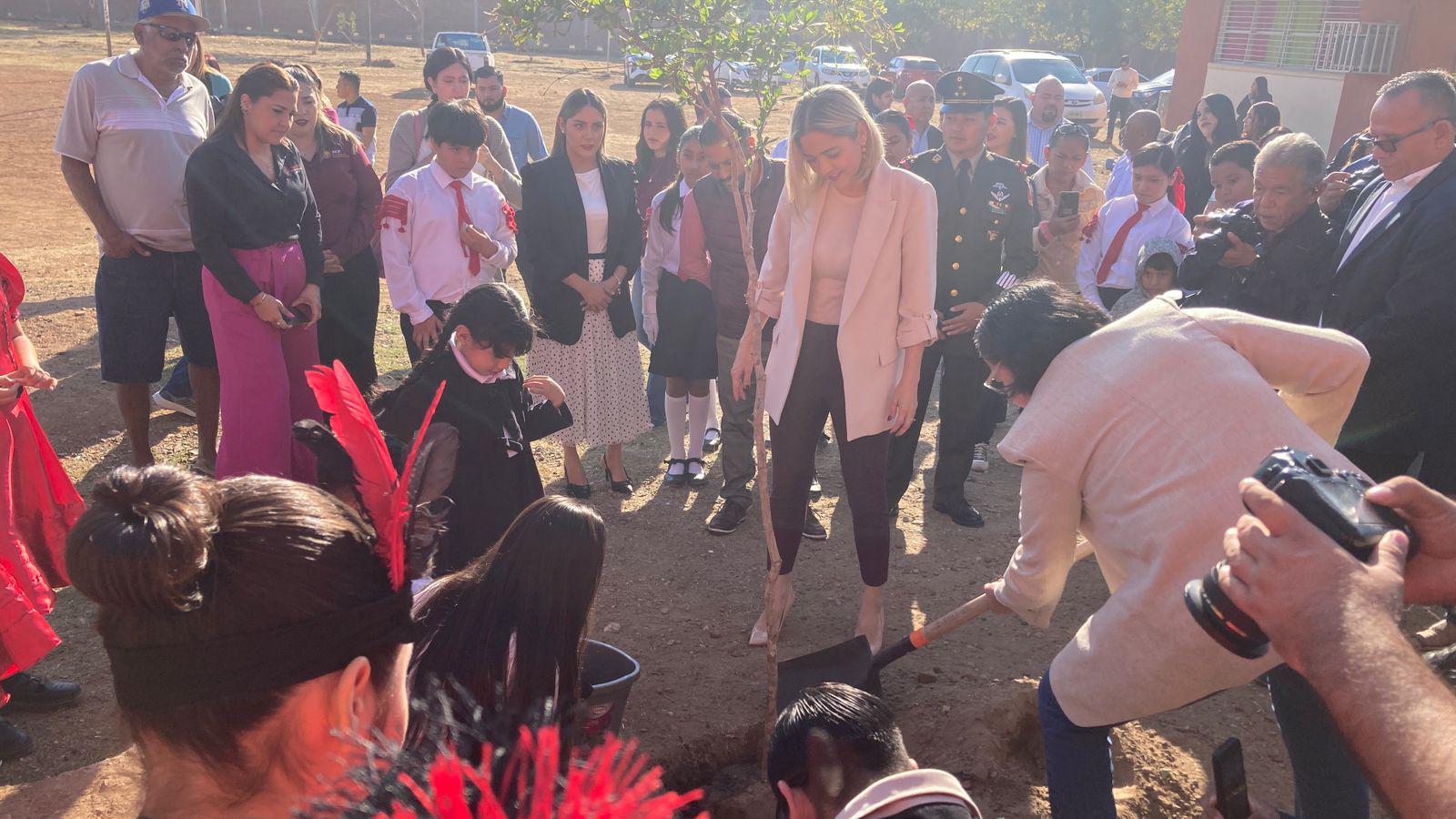 $!Dan banderazo de inicio de construcción de barda perimetral en escuela de Mazatlán
