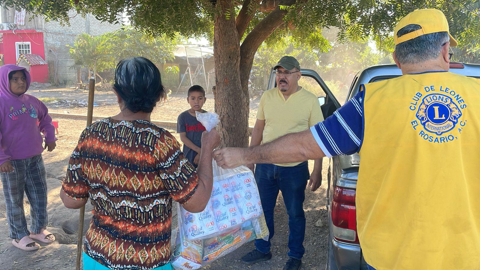 $!Lleva Club de Leones Rosario despensas y carteras de huevo a familias en comunidades