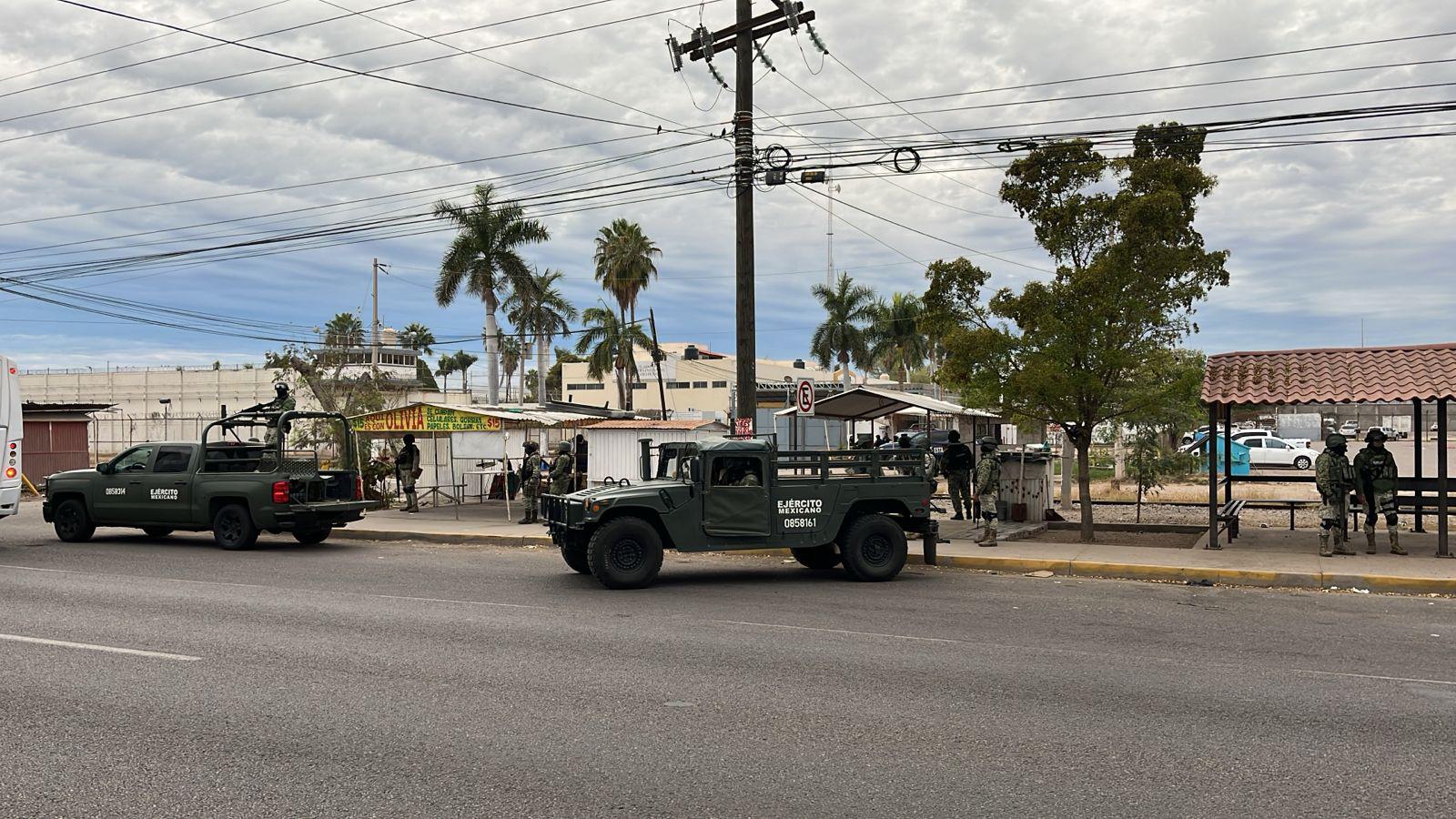 $!Elementos bloquean el paso a familiares tras enfrentamiento en la Penitenciaría de Aguaruto, en Culiacán