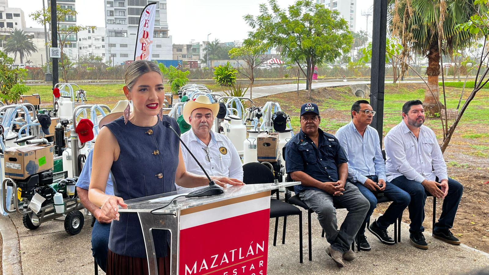 $!Reciben productores ganaderos 21 ordeñadoras mecánicas para fortalecer su actividad pecuaria