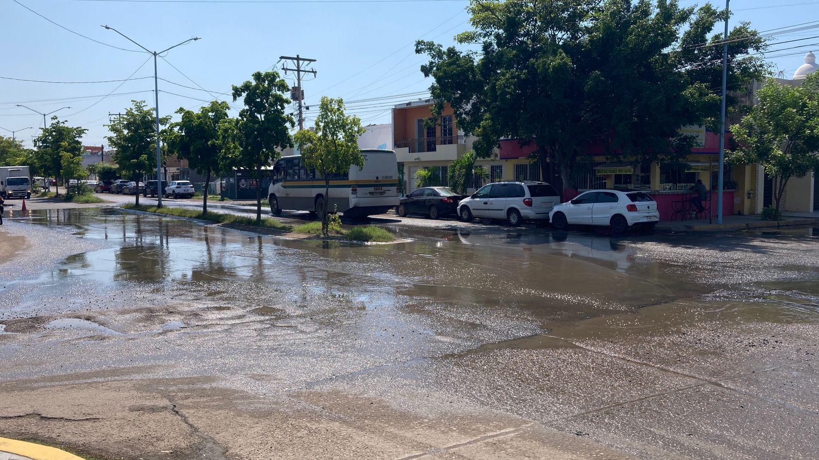 $!Desborda corriente de aguas negras por la avenida Jabalíes en Mazatlán