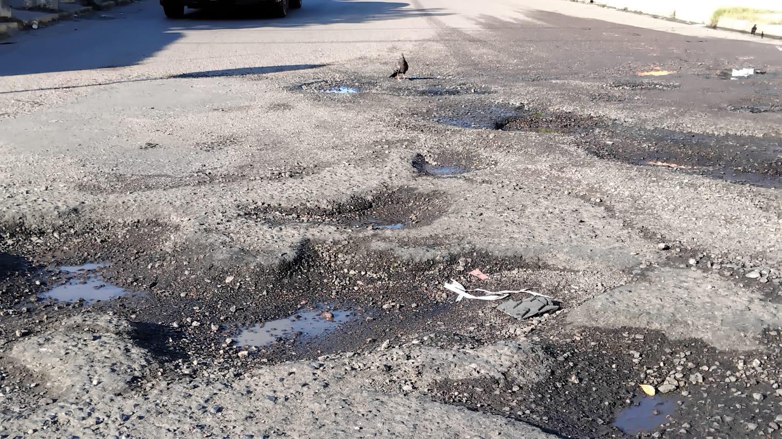 $!Molesta a vecinos gran cantidad de baches en crucero de la Villa Galaxia, en Mazatlán