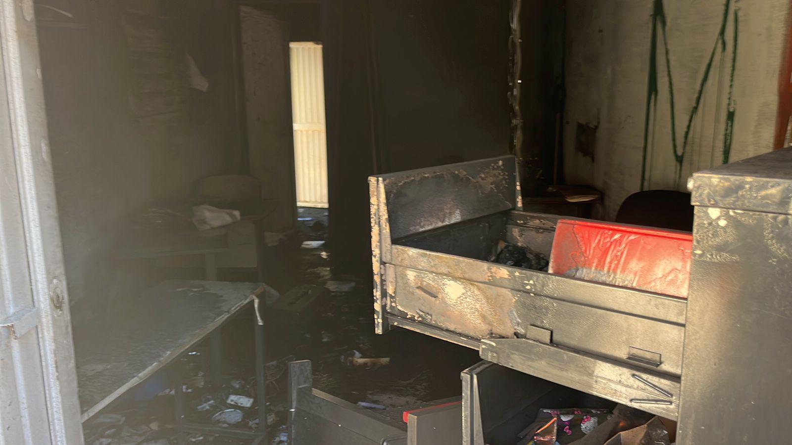 $!Vandalizan e incendian primaria en Bellavista, Culiacán; suspenden clases por seguridad