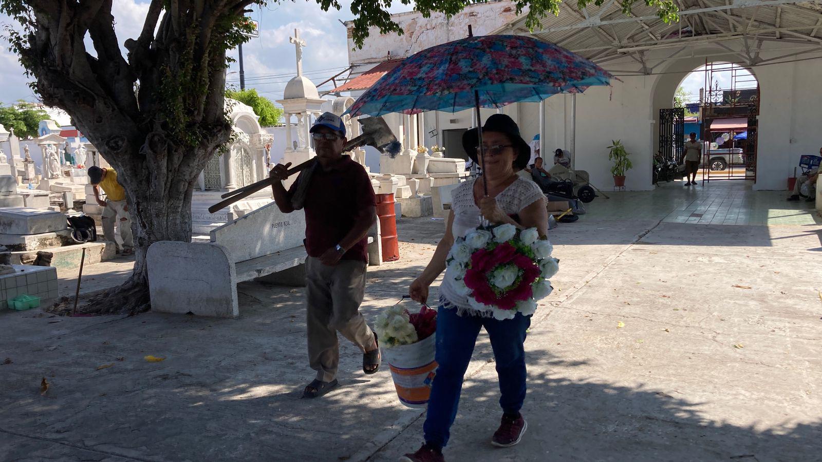 $!Mazatlán alista panteones para recibir a miles por Día de Muertos