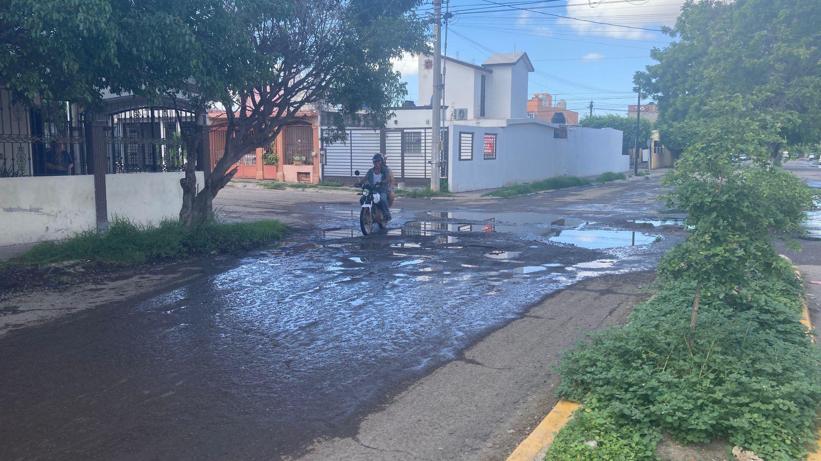 $!Mega fuga de aguas negras y fétidos olores corre por varias calles de Villa Verde y Bugambilias, en Mazatlán