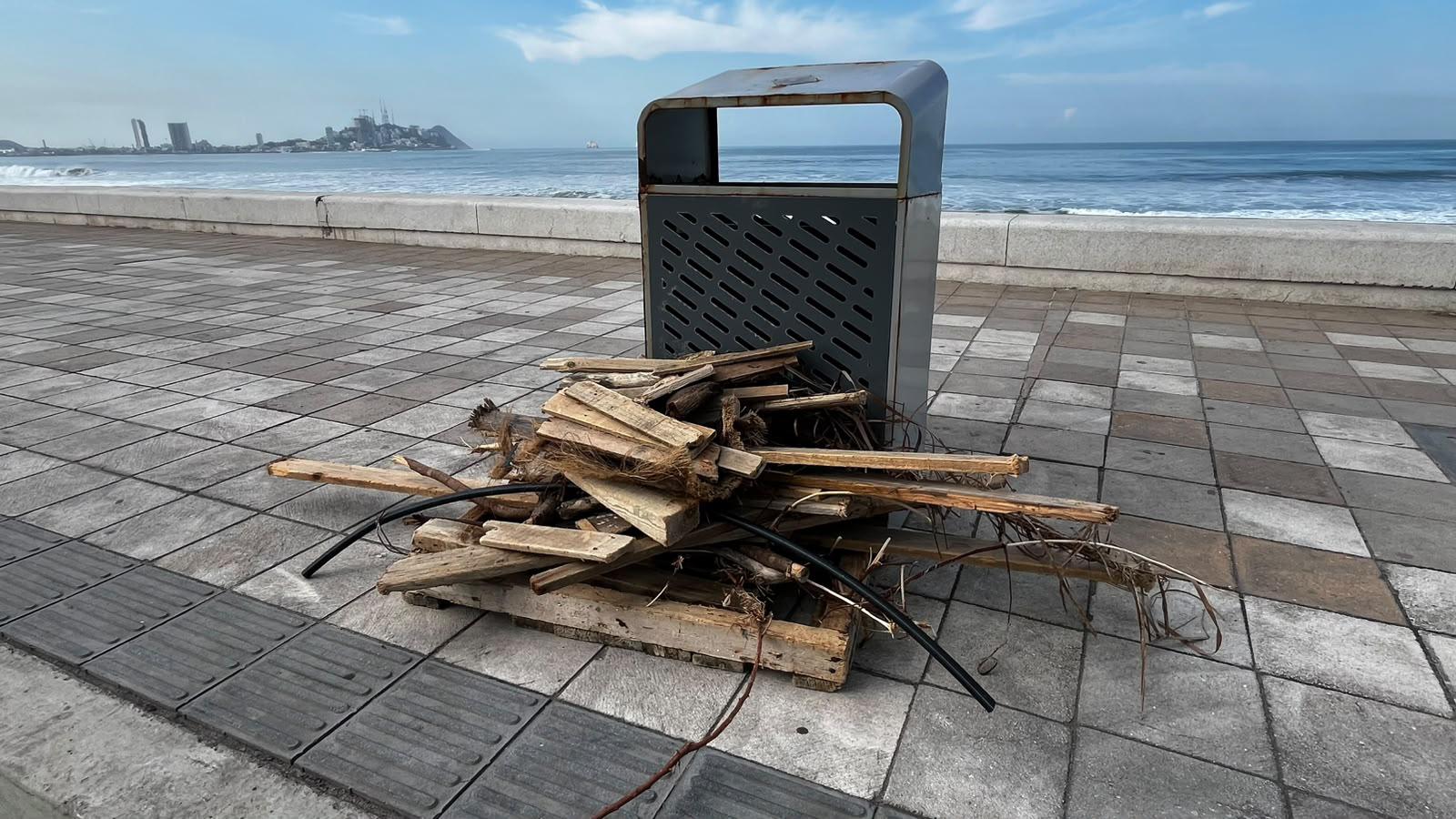 $!Refuerza Operadora de Playas limpieza de franja costera ante incremento de residuos en verano en Mazatlán