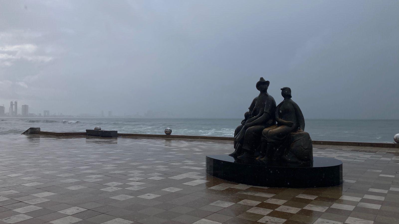 $!Provocan lluvias por efectos de la tormenta tropical Raymond encharcamientos en zona turística y avenidas de Mazatlán