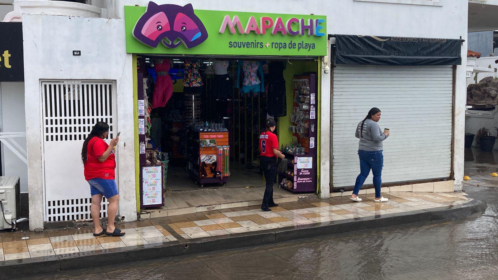 $!Provocan lluvias por efectos de la tormenta tropical Raymond encharcamientos en zona turística y avenidas de Mazatlán