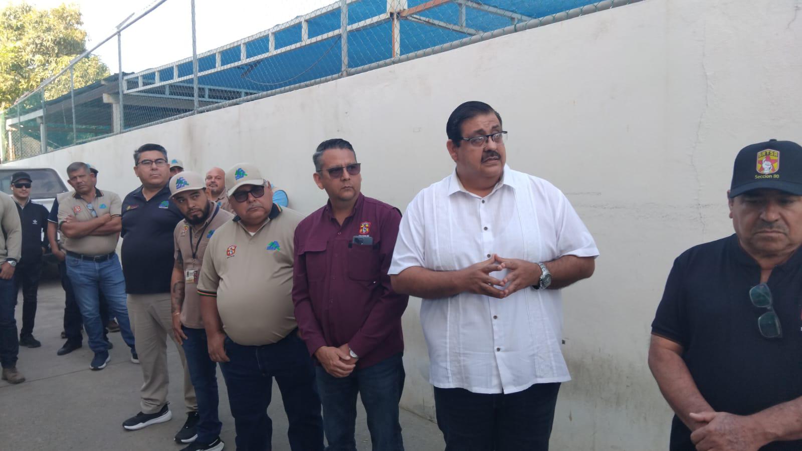 $!Seguridad y mejor sueldo reclaman fumigadores y vectores en protesta de brazos caídos en Mazatlán
