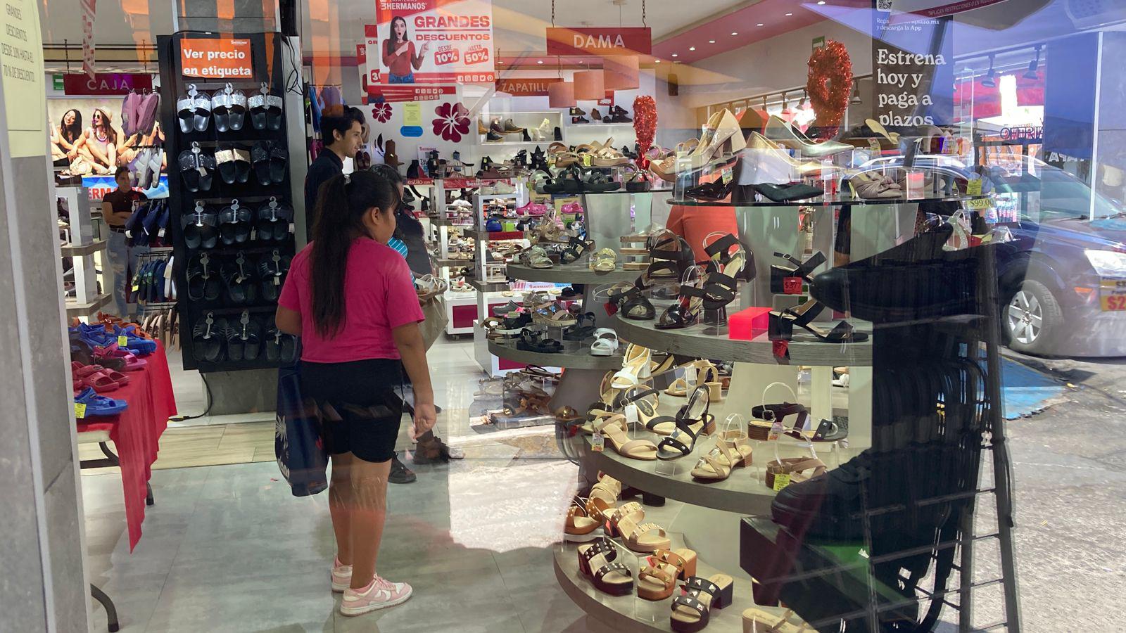 $!Bajas ventas previas al Día del Padre en el Centro de Mazatlán; comerciantes esperan reacción de último momento