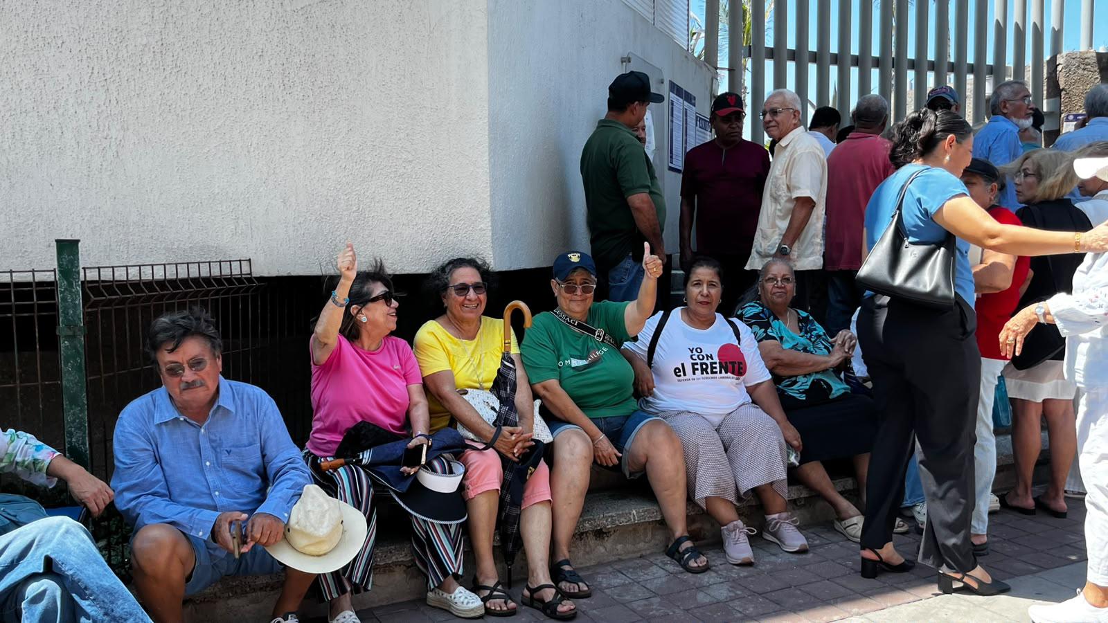 $!Jubilados de la UAS acuden al Poder Judicial para exigir resolución de amparos contra descuentos por reingeniería financiera